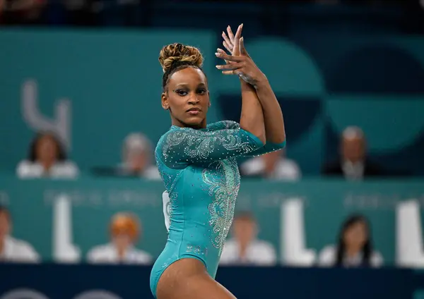 Paris-Fransa, 5 Ağustos 2024, artistik jimnastik. Rebeca Andrade, Paris Oyunları 'nda altın madalya kazandı. Jimnastikçiler Simone Biles ve Jordan Brezilyalı jimnastikçiye saygılarını sunuyorlar.
