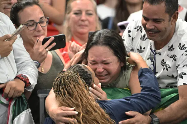 stock image Paris-France, August 5, 2024, artistic gymnastics. Rebeca Andrade wins gold medal at the Paris Games. Gymnasts Simone Biles and Jordan pay homage to the Brazilian gymnast