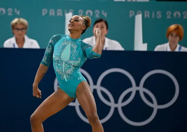 Paris-Fransa, 5 Ağustos 2024, artistik jimnastik. Rebeca Andrade, Paris Oyunları 'nda altın madalya kazandı. Jimnastikçiler Simone Biles ve Jordan Brezilyalı jimnastikçiye saygılarını sunuyorlar.