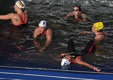 PARİS - FRANCE, 8 Ağustos 2024 - Paris Olimpiyat Oyunları, Paris 'teki Seine Nehri Su Sporları Maratonu, Seine Nehri' ndeki tartışmalı su maratonu, Seine Nehri 'nin kirlenmesi şüphesiyle bile sona erdi.