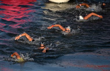 PARİS - FRANCE, 8 Ağustos 2024 - Paris Olimpiyat Oyunları, Paris 'teki Seine Nehri Su Sporları Maratonu, Seine Nehri' ndeki tartışmalı su maratonu, Seine Nehri 'nin kirlenmesi şüphesiyle bile sona erdi.