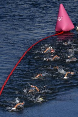 PARİS - FRANCE, 8 Ağustos 2024 - Paris Olimpiyat Oyunları, Paris 'teki Seine Nehri Su Sporları Maratonu, Seine Nehri' ndeki tartışmalı su maratonu, Seine Nehri 'nin kirlenmesi şüphesiyle bile sona erdi.