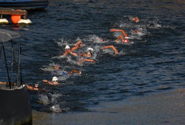 PARİS - FRANCE, 8 Ağustos 2024 - Paris Olimpiyat Oyunları, Paris 'teki Seine Nehri Su Sporları Maratonu, Seine Nehri' ndeki tartışmalı su maratonu, Seine Nehri 'nin kirlenmesi şüphesiyle bile sona erdi.