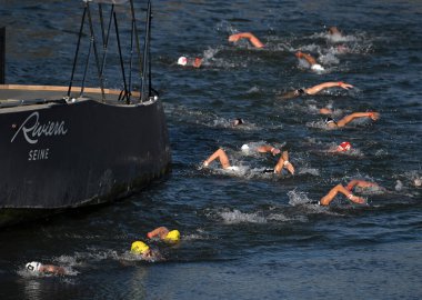 PARİS - FRANCE, 8 Ağustos 2024 - Paris Olimpiyat Oyunları, Paris 'teki Seine Nehri Su Sporları Maratonu, Seine Nehri' ndeki tartışmalı su maratonu, Seine Nehri 'nin kirlenmesi şüphesiyle bile sona erdi.