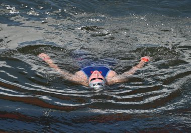 PARİS - FRANCE, 8 Ağustos 2024 - Paris Olimpiyat Oyunları, Paris 'teki Seine Nehri Su Sporları Maratonu, Seine Nehri' ndeki tartışmalı su maratonu, Seine Nehri 'nin kirlenmesi şüphesiyle bile sona erdi.