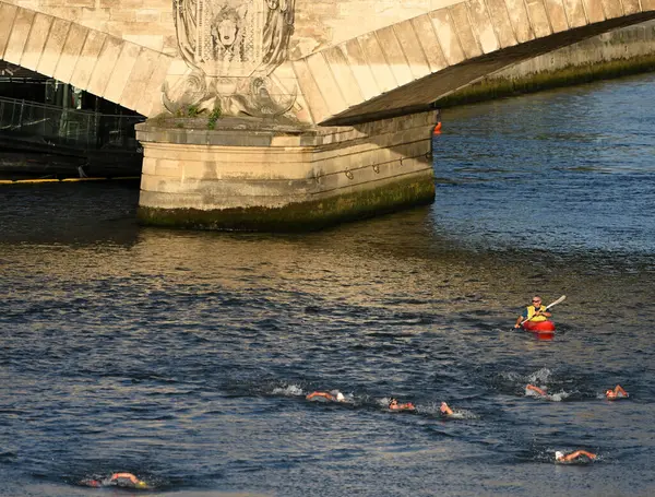 PARİS - FRANCE, 8 Ağustos 2024 - Paris Olimpiyat Oyunları, Paris 'teki Seine Nehri Su Sporları Maratonu, Seine Nehri' ndeki tartışmalı su maratonu, Seine Nehri 'nin kirlenmesi şüphesiyle bile sona erdi.