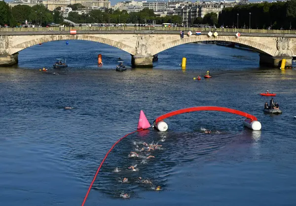PARİS - FRANCE, 8 Ağustos 2024 - Paris Olimpiyat Oyunları, Paris 'teki Seine Nehri Su Sporları Maratonu, Seine Nehri' ndeki tartışmalı su maratonu, Seine Nehri 'nin kirlenmesi şüphesiyle bile sona erdi.