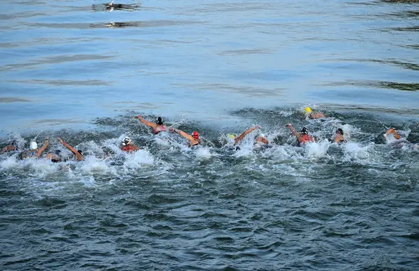 PARİS - FRANCE, 8 Ağustos 2024 - Paris Olimpiyat Oyunları, Paris 'teki Seine Nehri Su Sporları Maratonu, Seine Nehri' ndeki tartışmalı su maratonu, Seine Nehri 'nin kirlenmesi şüphesiyle bile sona erdi.