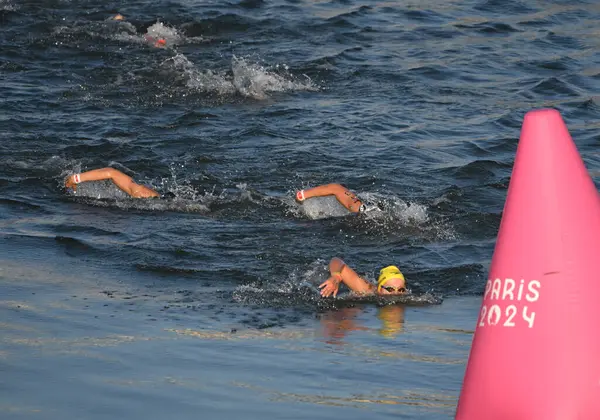 PARİS - FRANCE, 8 Ağustos 2024 - Paris Olimpiyat Oyunları, Paris 'teki Seine Nehri Su Sporları Maratonu, Seine Nehri' ndeki tartışmalı su maratonu, Seine Nehri 'nin kirlenmesi şüphesiyle bile sona erdi.