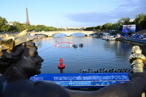 PARİS - FRANCE, 8 Ağustos 2024 - Paris Olimpiyat Oyunları, Paris 'teki Seine Nehri Su Sporları Maratonu, Seine Nehri' ndeki tartışmalı su maratonu, Seine Nehri 'nin kirlenmesi şüphesiyle bile sona erdi.