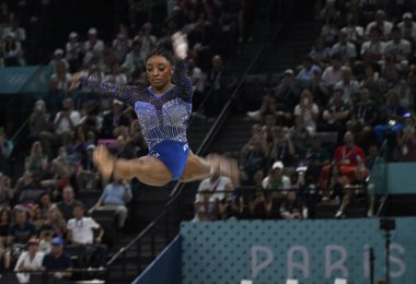 Paris - Fransa - 01 Ağustos 2024, Simone Biles (ABD) Fransa 'nın Bercy Arena şehrinde düzenlenen 2024 Paris Olimpiyat Oyunları sırasında yer egzersizi, sanatsal jimnastik, kadın genel klasman finali