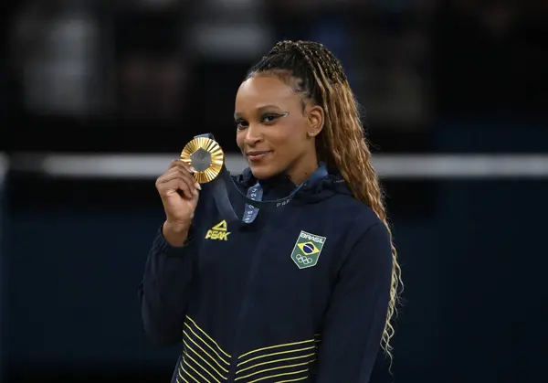 Paris-Fransa, 5 Ağustos 2024, artistik jimnastik. Rebeca Andrade, Paris Oyunları 'nda altın madalya kazandı. Jimnastikçiler Simone Biles ve Jordan Brezilyalı jimnastikçiye saygılarını sunuyorlar.