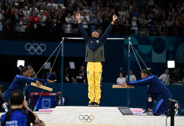 Paris-Fransa, 5 Ağustos 2024, artistik jimnastik. Rebeca Andrade, Paris Oyunları 'nda altın madalya kazandı. Jimnastikçiler Simone Biles ve Jordan Brezilyalı jimnastikçiye saygılarını sunuyorlar.