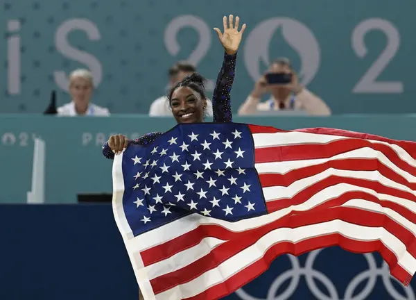 Paris - Fransa - 01 Ağustos 2024, Simone Biles (ABD) Fransa 'nın Bercy Arena şehrinde düzenlenen 2024 Paris Olimpiyat Oyunları sırasında yer egzersizi, sanatsal jimnastik, kadın genel klasman finali