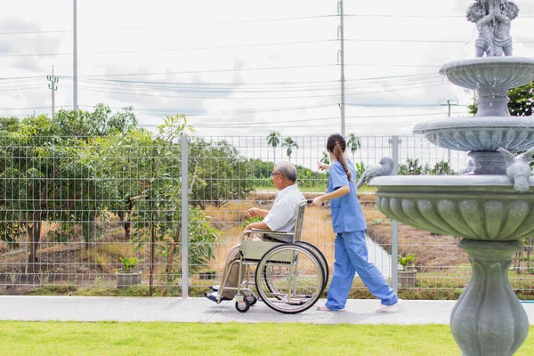 아시아인젊은 간호사 장애인 노인입니다 시설에서 장애가 — 스톡 사진