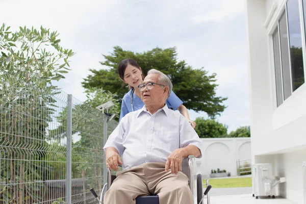 아시아인젊은 간호사 장애인 노인입니다 시설에서 장애가 — 스톡 사진