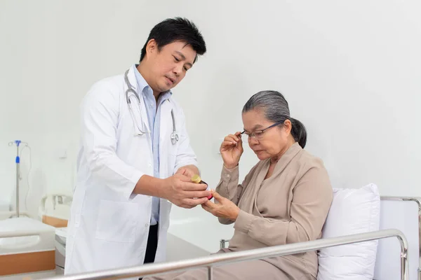 Asiatico Maschio Medico Spiegando Medicina Anziani Femmina Paziente Ospedale — Foto Stock
