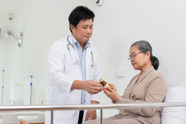 Asiatischer Arzt Erklärt Älteren Patientinnen Krankenhaus Die Medizin — Stockfoto