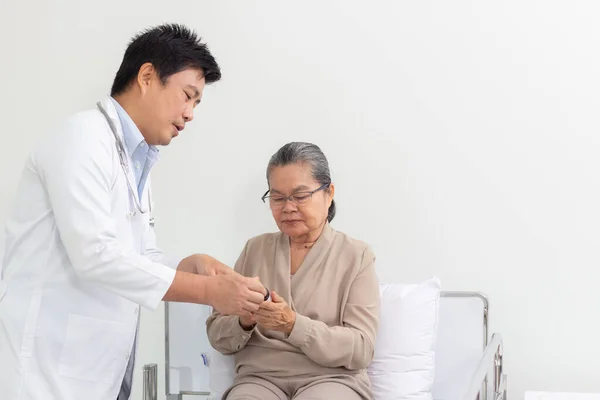Asiatico Maschio Medico Spiegando Medicina Anziani Femmina Paziente Ospedale — Foto Stock