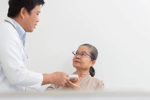 Asiatischer Arzt Erklärt Älteren Patientinnen Krankenhaus Die Medizin — Stockfoto