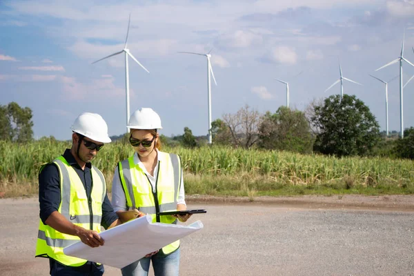 Zespół Inżynierów Pracujących Farmie Turbin Wiatrowych Energia Odnawialna Generatorem Wiatrowym — Zdjęcie stockowe