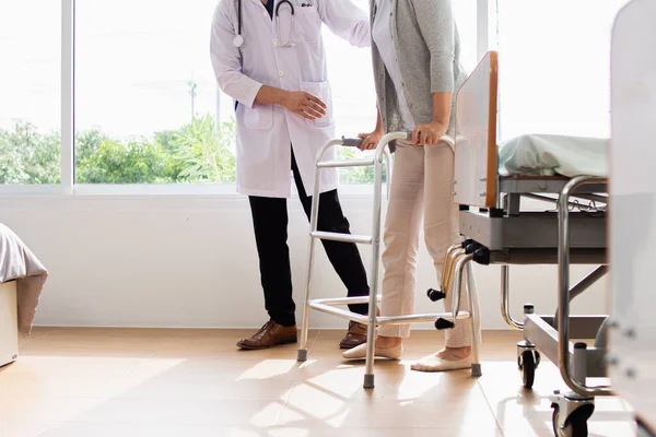 Medico Maschio Caucasico Che Aiuta Una Paziente Camminare Con Walker — Foto Stock