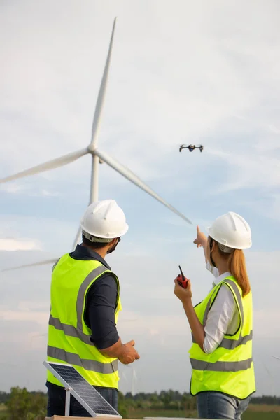 Zespół Inżynierów Pracujących Farmie Turbin Wiatrowych Energia Odnawialna Generatorem Wiatrowym — Zdjęcie stockowe