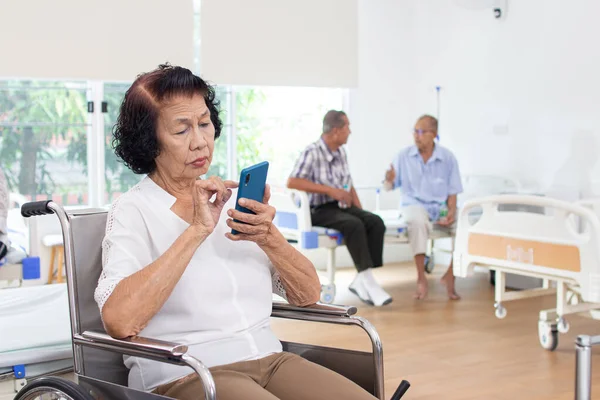 Concetto Assistenza Domiciliare Donna Anziana Che Usa Telefono Cellulare Guardando — Foto Stock