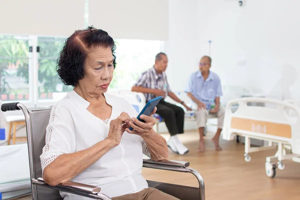 Concetto Assistenza Domiciliare Donna Anziana Che Usa Telefono Cellulare Guardando — Foto Stock
