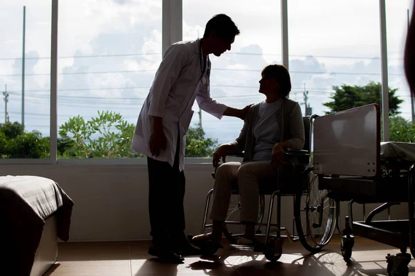 Uomo Caucasico Medico Sta Esaminando Paziente Anziano Donna Sedia Rotelle — Foto Stock