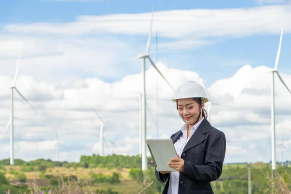 Inżynierka Energetyczna Pracująca Farmie Wiatrowej Azjatycki Biznes Kobieta Noszenie Garnitur — Zdjęcie stockowe