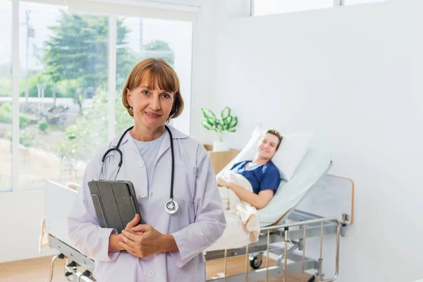 Dottore Sta Esaminando Paziente Ospedale Medico Donna Caucasica Abito Tablet — Foto Stock