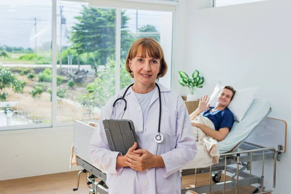 Dottore Sta Esaminando Paziente Ospedale Medico Donna Caucasica Abito Tablet — Foto Stock