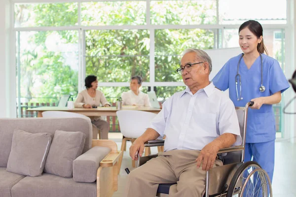 Νοσηλευτική Έννοια Κατ Οίκον Φροντίδας Ασιάτες Ηλικιωμένοι Που Ασκούν Δραστηριότητες — Φωτογραφία Αρχείου