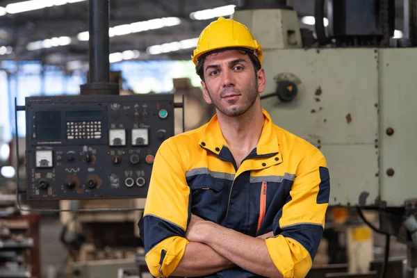 Kafkas mühendisi bir fabrikada dizüstü bilgisayar kullanıyor. Plastik fabrikasında çalışan adam..