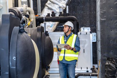Asyalı fabrika teknisyeni. Endüstri işçisi. Kimyasal bitki uzmanı..