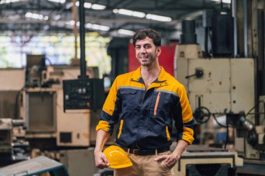 Kafkas mühendisi bir fabrikada dizüstü bilgisayar kullanıyor. Plastik fabrikasında çalışan adam..