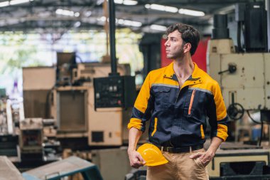 Kafkas mühendisi bir fabrikada dizüstü bilgisayar kullanıyor. Plastik fabrikasında çalışan adam..