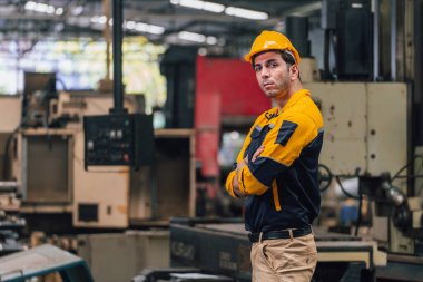 Kafkas mühendisi bir fabrikada dizüstü bilgisayar kullanıyor. Plastik fabrikasında çalışan adam..