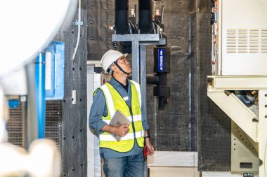 Asyalı fabrika teknisyeni. Endüstri işçisi. Kimyasal bitki uzmanı..