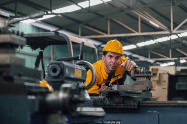 Kafkas mühendisi bir fabrikada dizüstü bilgisayar kullanıyor. Plastik fabrikasında çalışan adam..