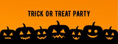 Turuncu arka planda korkunç balkabağı fenerleriyle Cadılar Bayramı Partisi metni, Cadılar Bayramı panoramik davetiye kartı