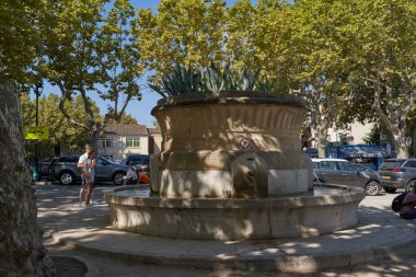 Saint-Tropez, Fransa - 8 Ağustos 2022 - The scenic Place des Lices - Meydan hem Provencal pazarı hem de bowling oyuncuları için bir oyun alanıdır                               