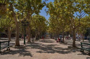 Saint-Tropez, Fransa - 8 Ağustos 2022 - The scenic Place des Lices - Meydan hem Provencal pazarı hem de bowling oyuncuları için bir oyun alanıdır                               