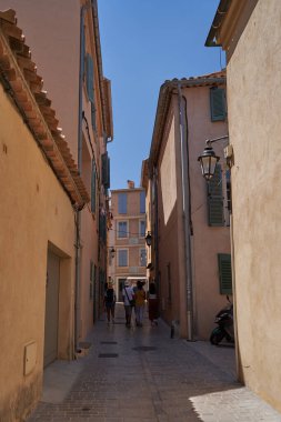  Saint Tropez, Fransa - 8 Ağustos 2022 - Dünyaca ünlü Fransız şehrinin dar sokakları ve meydanları                              