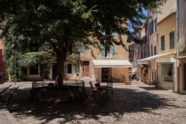 Saint Tropez, Fransa - 8 Ağustos 2022 - Dünyaca ünlü Fransız şehrinin dar sokakları ve meydanları                               