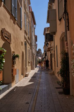 Saint Tropez, Fransa - 8 Ağustos 2022 - Dünyaca ünlü Fransız şehrinin dar sokakları ve meydanları                               