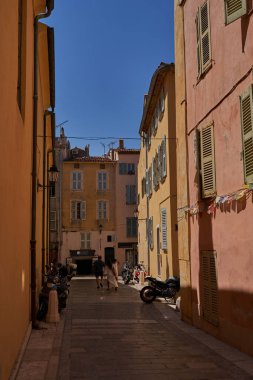 Saint Tropez, Fransa - 8 Ağustos 2022 - Dünyaca ünlü Fransız şehrinin dar sokakları ve meydanları                               