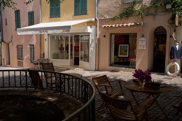 Saint Tropez, Fransa - 8 Ağustos 2022 - Dünyaca ünlü Fransız şehrinin dar sokakları ve meydanları                               