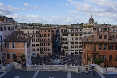  Roma, İtalya - 22 Eylül 2022 İspanyol Merdivenleri, bir dizi basamak, üsteki Piazza di Spagna ile Piazza Trinit dei Monti arasında dik bir yamaca tırmanıyor.                                